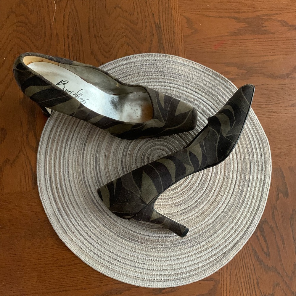 Vintage, genuine leather pumps.